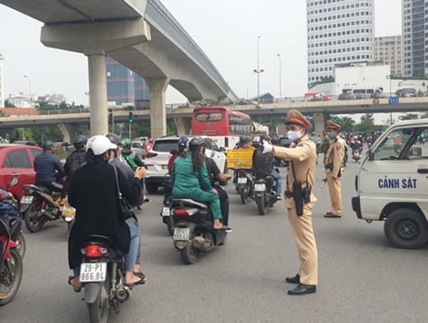 Bắt lái xe tải tông tử vong người đi xe đạp điện ở Cầu Giấy rồi bỏ trốn