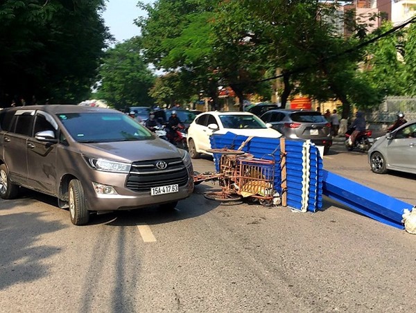 Hải Phòng: Người đàn ông điều khiển xe ba bánh chở tôn cấp cứu sau va chạm ô tô