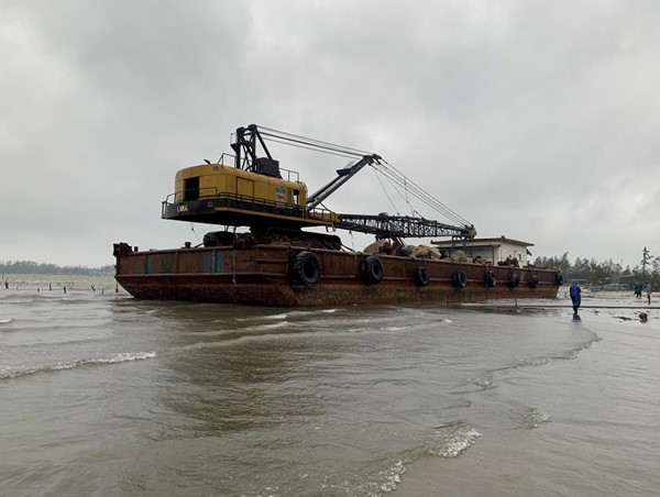 Quảng Ngãi: 4 sà lan đứt neo trôi dạt trên biển