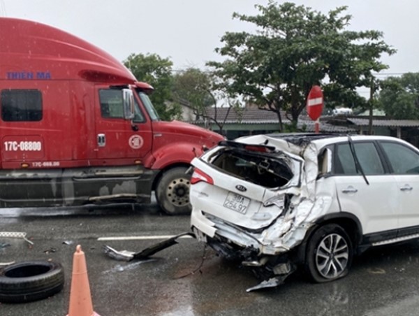 Tai nạn liên hoàn ở Hà Tĩnh, xế hộp hư hỏng nặng