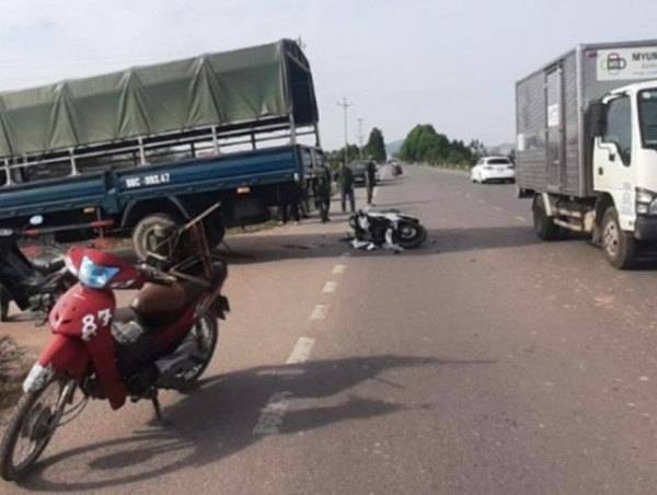 Va chạm với ô tô tập lái, nam thanh niên đi SH nhập viện cấp cứu