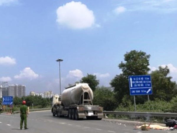 “Ôm cua” thiếu quan sát, xe bồn cán chết người đi xe máy cùng chiều