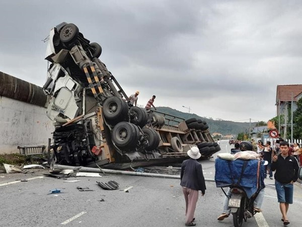 Quảng Ngãi: Tránh ổ gà, container “phơi bụng” giữa đường