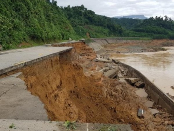 Hạ tầng giao thông tiếp tục bị thiệt hại do mưa lũ