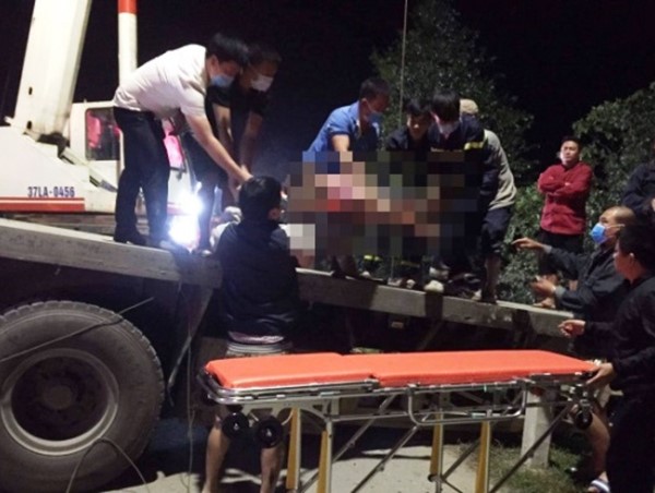 Tai nạn giao thông mới nhất hôm nay 8/11: Xe đầu kéo chở xi măng lao xuống ruộng, tài xế bị đè chết trong ca bin