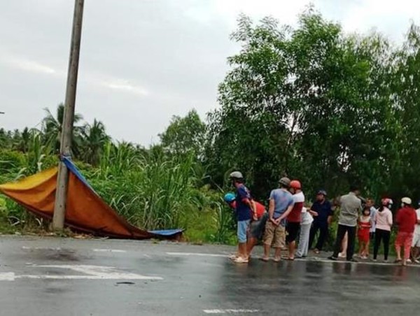 Phát hiện xe máy trơ khung bên thi thể chết cháy