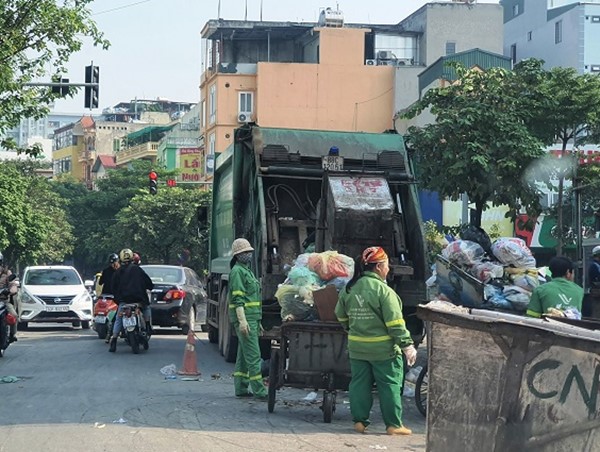[Điểm nóng giao thông] Chân rác “án ngữ” phố Dương Quảng Hàm