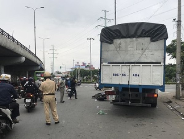 Hai vợ chồng bị xe tải tông thương vong