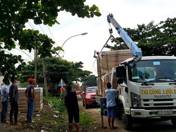 Xe cẩu va vào đường dây trung thế, một người đàn ông bị bỏng nặng