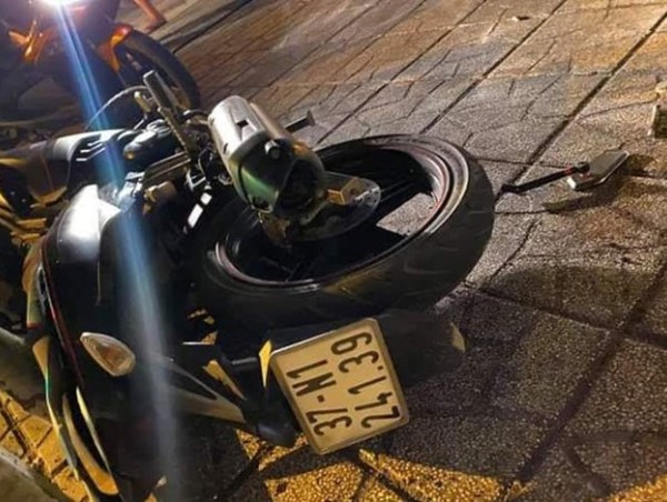 Tai nạn giao thông mới nhất hôm nay 10/11: Lao vào trụ mái hiên nhà dân, 3 người đi xe máy tử vong