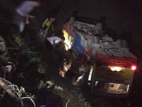 Tông phải trâu, xe buýt lao xuống ruộng lật ngửa