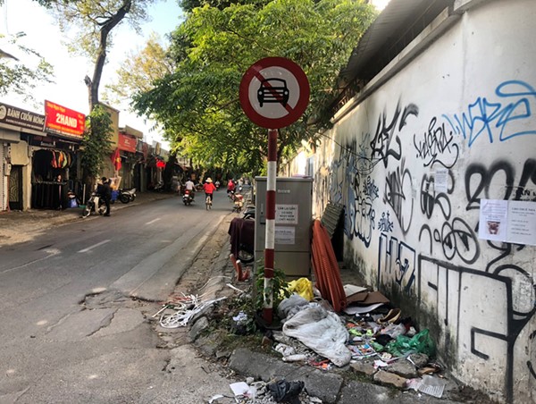 Phố Yên Phụ nhếch nhác vì rác thải