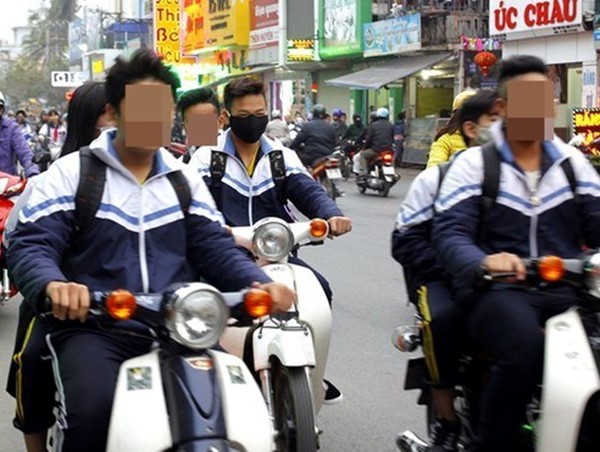 Bất an học sinh đánh võng trên đường