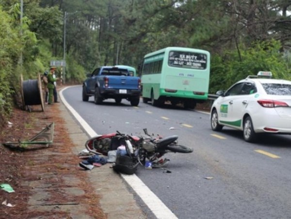 Tai nạn giao thông mới nhất hôm nay 11/11: Xe máy tông vào xe buýt, một người tử vong