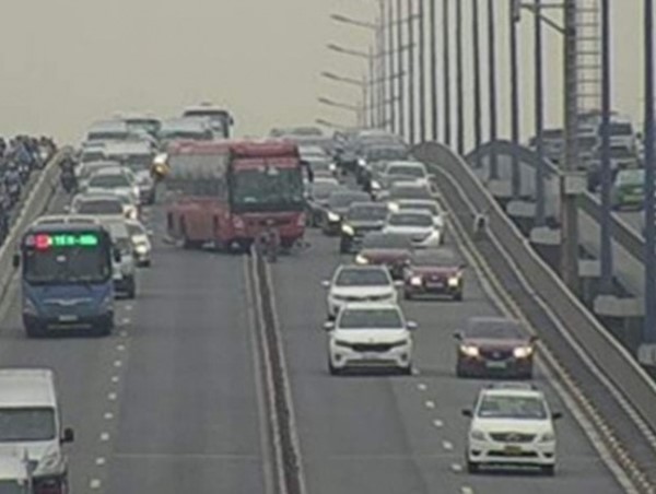 Xe khách tông dải phân cách, cầu Sài Gòn tê liệt
