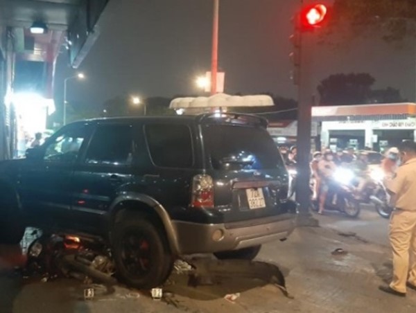 Ô tô tông loạt xe máy ở TP Hồ Chí Minh