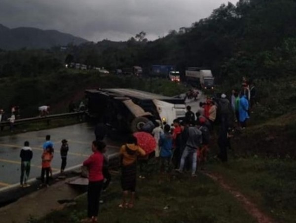 Ô tô tải nằm “phơi bụng” giữa đường, QL9 lại ách tắc