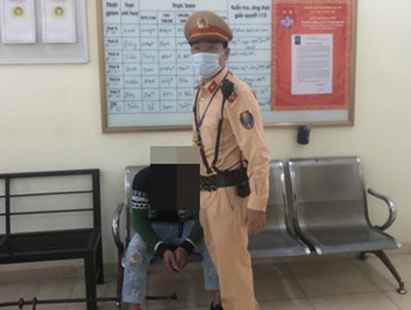 Hà Nội: Cảnh sát cứu nam thanh niên bỏ lại xe máy định nhảy cầu Chương Dương