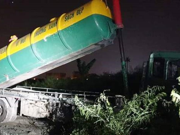 2 trường hợp đổ trộm phế thải trên Đại lộ Thăng Long bị phạt hơn 600 triệu đồng