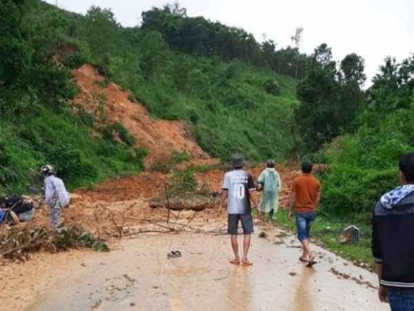 Tìm kiếm người đi đường bị vùi lấp ở Quảng Nam