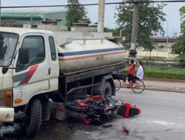 Xe phân khối lớn tông trực diện ô tô chở xăng dầu