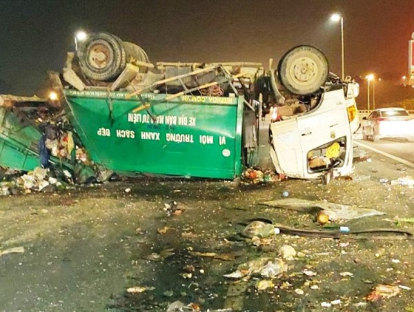 Lật xe chở rác trên cầu Nhật Tân