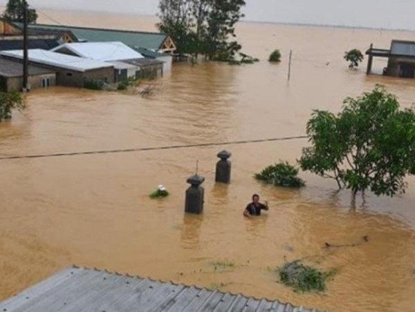 Tai nạn giao thông mới nhất hôm nay 13/11: Công nông vượt lũ chở sinh viên đi học bị lật, 1 em chết thương tâm