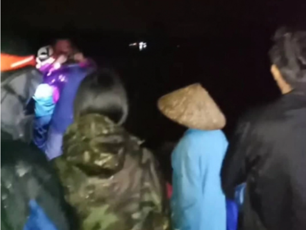 Thả lưới bắt cá khi lũ lên, 2 người bị lật ghe tử vong