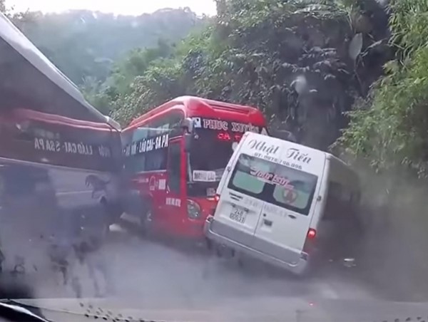 Xe khách tông xe 16 chỗ, nhiều người hoảng sợ la hét