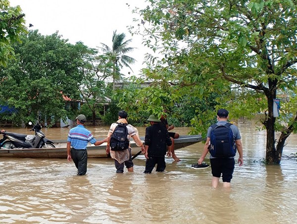 Lật xe công nông chở người qua vùng lũ, nữ sinh viên trường du lịch tử nạn thương tâm