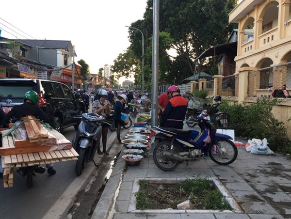 Chợ "cóc" họp tràn lan trên đường Sa Đôi