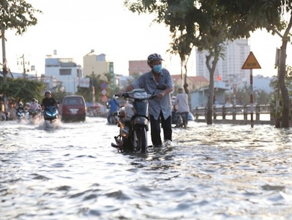 TP Hồ Chí Minh: Người dân vất vả vì triều cường đạt đỉnh hơn 1,7m