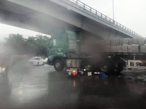 Tai nạn giao thông mới nhất hôm nay 15/11: Xe đầu kéo cuốn xe máy vào gầm, 2 người tử vong tại chỗ