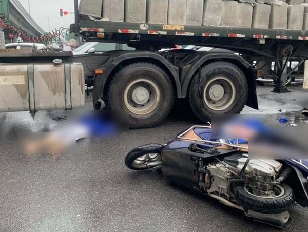 Hà Nội: 2 người tử vong dưới gầm xe đầu kéo