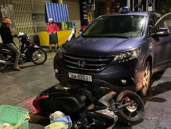 Kinh hoàng xe máy chở thai phụ bị ô tô kéo lê hàng trăm mét