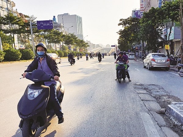 [Điểm nóng giao thông] Đi ngược chiều nguy hiểm tại nút giao Ngã Tư Sở