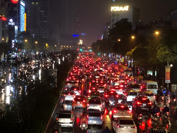 Hà Nội: Nhiều tuyến đường ùn tắc, người tham gia giao thông "chôn chân" trên đường