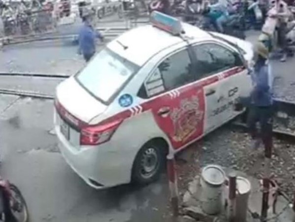Phạt nặng tài xế taxi cố tình vượt đường sắt khi tàu sắp đến