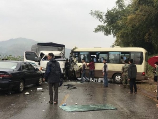 Xe khách đấu đầu xe tải, nhiều người bị thương