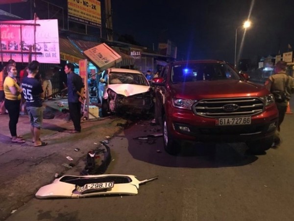 Tai nạn giao thông mới nhất hôm nay 16/11: Tài xế say xỉn, lao ô tô lên vỉa hè tông nhiều người đang ngồi nhậu