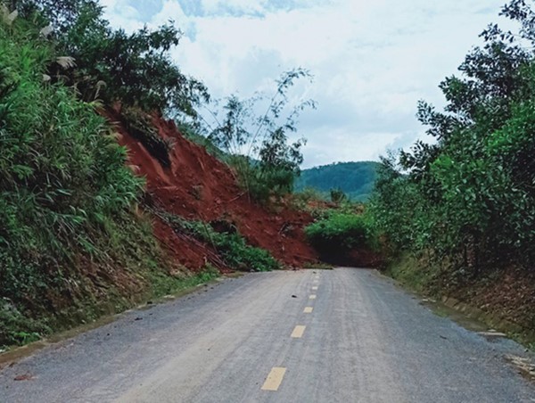 Quảng Nam: Đi đường gặp sạt lở, người dân bỏ xe máy chạy thoát thân