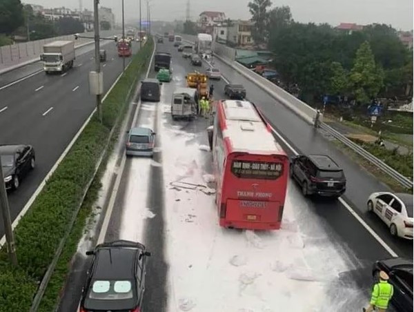 Hàng chục bao bột rơi xuống cao tốc Pháp Vân khiến xe khách húc văng ô tô 16 chỗ