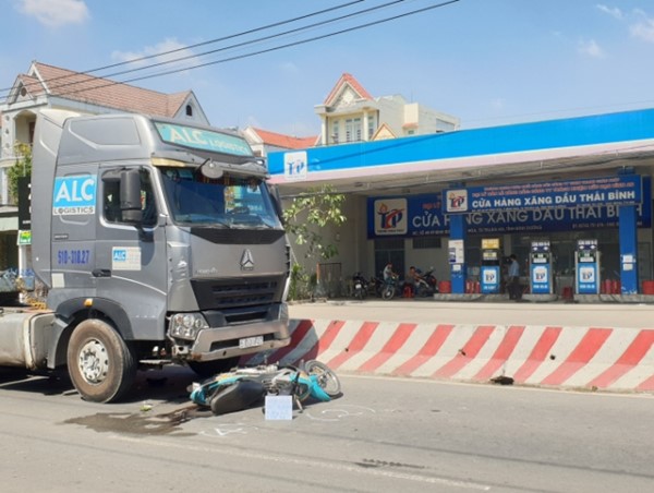 Tai nạn giao thông mới nhất hôm nay 17/11: Xe bồn kéo lê xe máy, tài xế xe ôm tử vong thương tâm