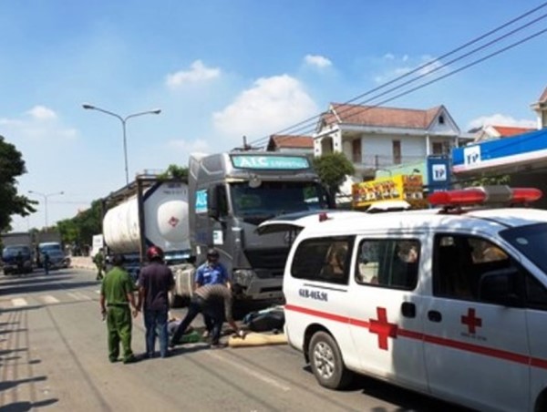 Bị xe bồn kéo lê hàng chục mét, tài xế xe máy tử vong thương tâm