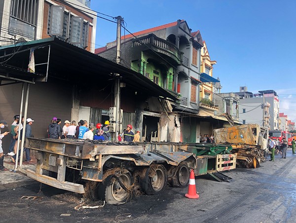 Va chạm giao thông giữa 2 xe ô tô đầu kéo gây cháy nhà dân, tài xế thiệt mạng