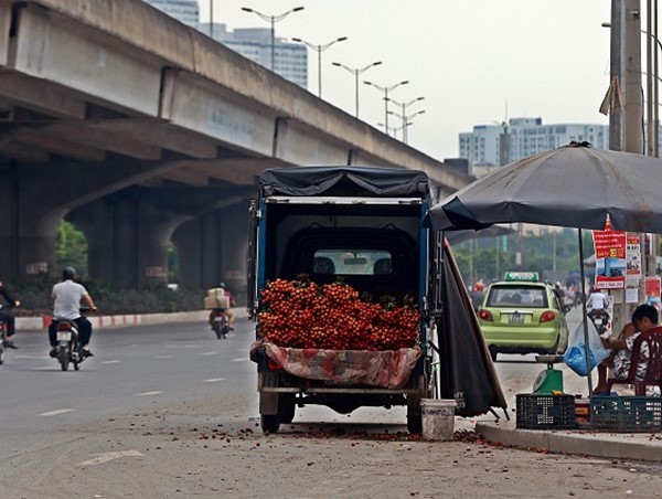 Khi xe tải bán hàng rong tràn phố