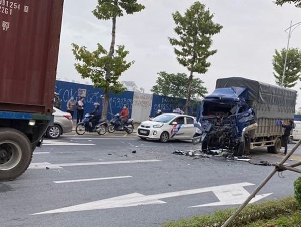 Hà Nội: Lái xe tải tử vong trong cabin bị biến dạng