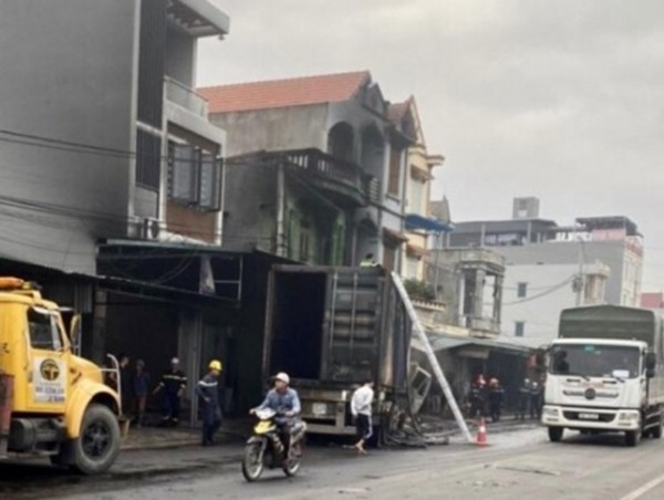 Tai nạn giao thông mới nhất hôm nay 18/11: Xe đầu kéo gây tai nạn làm cháy 3 nhà dân, tài xế tử vong