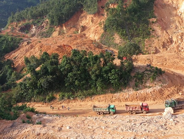 Tháo dỡ chốt cấm đường trên tuyến Hồ Chí Minh nhánh Tây đoạn qua Quảng Trị