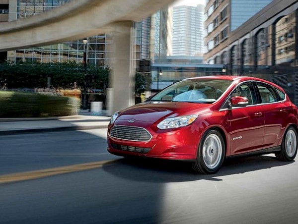 Giá xe ô tô hôm nay 19/11: Ford Focus dao động từ 626 - 770 triệu đồng